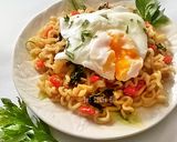 Foto langkah ke 8 dari resep Poached Egg (Telur Ceplok Rebus) dengan Mie Goreng.