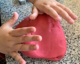 Foto del paso 4 de la receta Galletas de mantequilla para la `Red Party’ de la guardería de Mateo