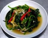รูปขั้นตอนการทำที่ 5 ของ ผักโขมผัดกะปิใส่ไข่