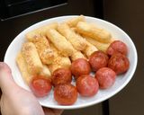 Hình bước làm 2 của món Tok phomai - xúc xích chiên - Vài món ăn vặt chiều chiều
