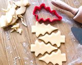 Hình bước làm 2 của món 💚 Bánh Quy Giáng Sinh Hình Cây Thông Noel 🎄