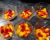 Foto del paso 2 de la receta: Postres de melocotón con fresas a la miel de romero