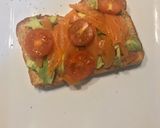 Foto del paso 3 de la receta: Tostada de aguacate, salmón y tomatitos cherry 🥑🍅