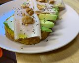 Foto del paso 2 de la receta Pan de cúrcuma y nueces con aguacate, queso fresco y pavo