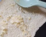 Foto langkah ke 2 dari resep Butter Garlic Egg Toast.
