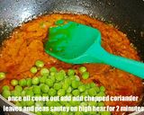 A picture of step 4 of Gobhi matar masala.