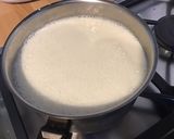 Une image de l'étape 1 de Crèmes aux œufs vanille et abricots secs.