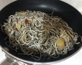 Foto del paso 4 de la receta: Nidos de gulas picantes sobre nidos de bollitos integrales