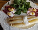 Foto del paso 3 de la receta: Plato de espárragos con endibias rojas, berros y salsa de trufa