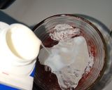 Foto langkah ke 5 dari resep Korean Strawberry Milk.