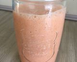 Foto del paso 3 de la receta: Jugo de naranja, plátano y frutillas 🍊🍌🍓
