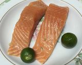 Foto langkah ke 1 dari resep Salmon madu kecap dengan bawang bombay.