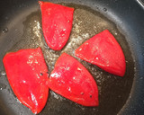 Foto del paso 2 de la receta: Tostadas con piquillo y huevo de codorniz 🍳