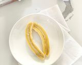 Foto langkah ke 2 dari resep Banana Split with Matcha ice cream.