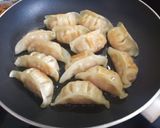 Foto del paso 5 de la receta: Gyozas de pollo congelada con salsa agridulce en sartén o Freidora de Aire