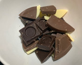Foto del paso 1 de la receta: Bizcocho de chocolate para el cumple 101 de La Bis 👶🏼👵🏼