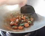 รูปขั้นตอนการทำที่ 3 ของ ผัดกะเพรากุนเชียงหมูทอดด้วยน้ำ แซ่บๆ ทำอาหารง่ายๆ กับคุณแม่