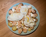 Foto del paso 8 de la receta: Papas arrieras con langostinos y huevos