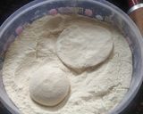 A picture of step 4 of Aloo paratha.