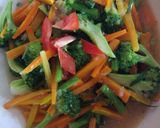 Foto langkah ke 4 dari resep Tumis brokoli dan wortel.