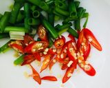 Hình bước làm 1 của món Gà xào xả ớt !!