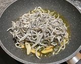 Foto del paso 2 de la receta: Crujiletas de gulas al ajillo