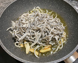 Foto del paso 2 de la receta: Crujiletas de gulas al ajillo