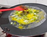 Foto langkah ke 4 dari resep Vietnamese Street Pizza - Banh Trang Nuong.