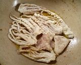 Foto del passaggio 3 della ricetta Conchiglie di lattuga con i totani fritti e spicchi di limone