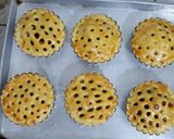 Foto langkah ke 8 dari resep Mini Apple Pie.
