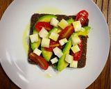 Foto del paso 6 de la receta Pan alemán, aguacate, queso y tomate