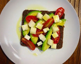 Foto del paso 6 de la receta: Pan alemán, aguacate, queso y tomate
