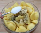 Fűszeres sült krumpli recept fázis 2 fotója