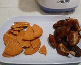 Foto langkah ke 1 dari resep Es Susu Kurma Biskuit.