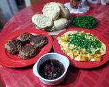 Foto del paso 6 de la receta: Hamburguesas rellenas, papas con cheddar y cebollín, pan casero