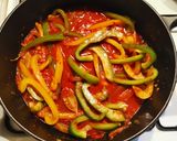 Une image de l'étape 6 de Poulet Basquaise.