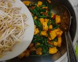 Foto langkah ke 5 dari resep Tumis Kacang Panjang Tahu Kuning.