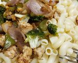 A picture of step 4 of White Sauce Chicken Pasta.