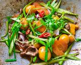 Hình bước làm 4 của món Lòng gà trứng non xào măng Tây