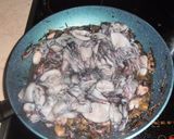 Φωτογραφία βήματος 8 της συνταγής Linguini με μικρά καλαμαράκια σε βαθυ-κόκκινη σάλτσα