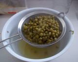 Foto del paso 3 de la receta: Ensaladilla de guisantes, anchoas, queso y pimientos del piquillo