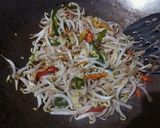 Foto langkah ke 2 dari resep Oseng Tauge Ikan Asin.