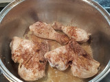Arroz con pollo, canela y pasas
