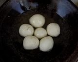 Foto langkah ke 3 dari resep Bola Bola Ketan Goreng Isi Cokelat (Gluten Free).