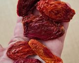 Foto del paso 1 de la receta: Quesitos saborizados con hierbas, especias, tomates secos y uvas pasa en AOVE