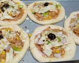 A picture of step 2 of Person Tikka pizza.