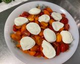 Une image de l'étape 7 de Salade de tomates cerises bicolores à la mozzarella, persil et crème de balsamique.