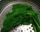 Hình bước làm 2 của món Cải xanh cuộn chả cá