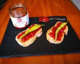 Foto del paso 3 de la receta: Rebanadas de pan rústico con pimientos caramelizados y guindillas