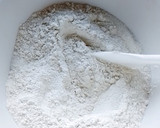Foto del paso 1 de la receta: Medialunas de manteca